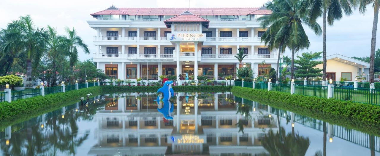 Rustic Leisures Llp Hotel Kochi Exterior photo