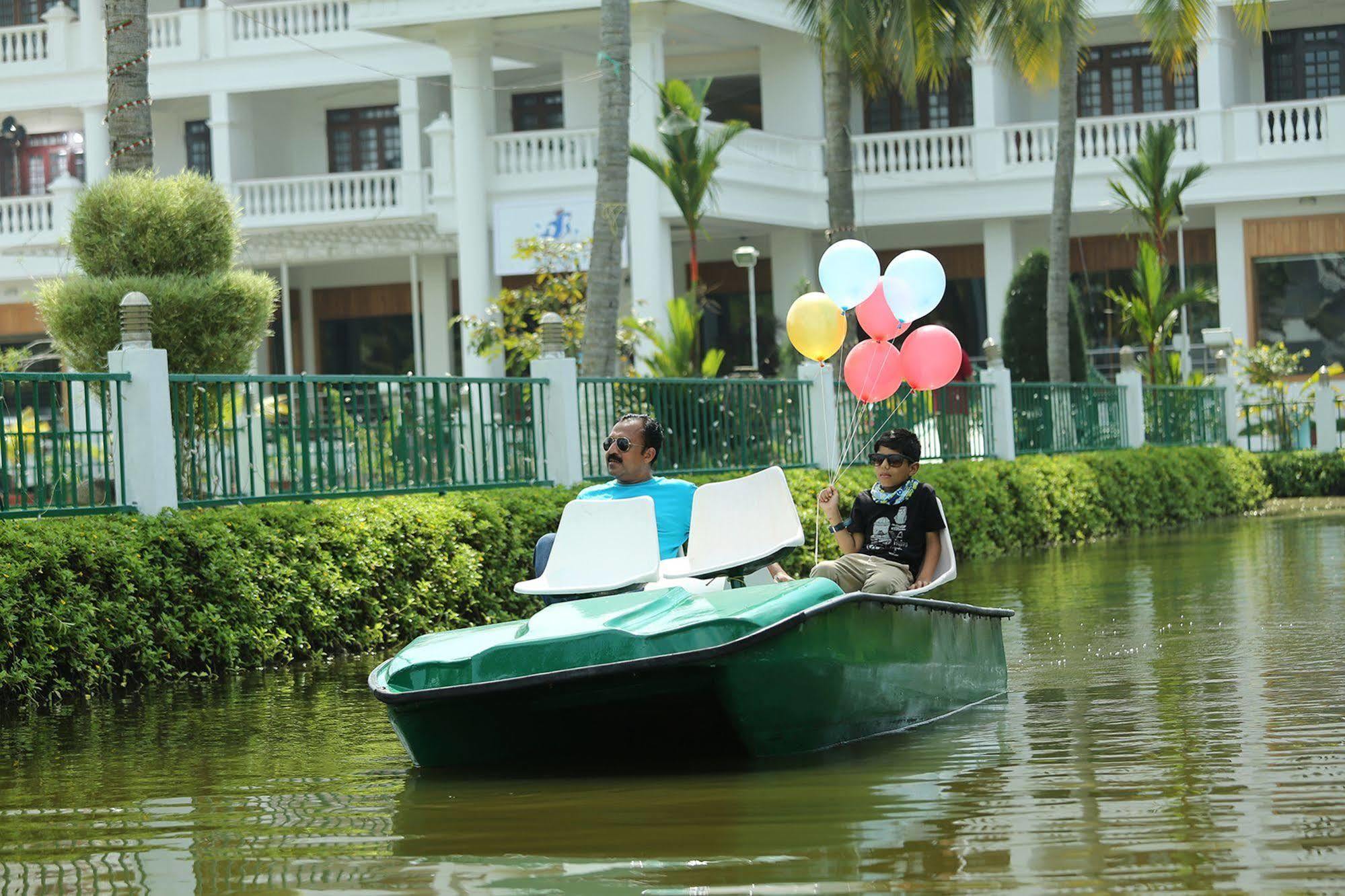 Rustic Leisures Llp Hotel Kochi Exterior photo